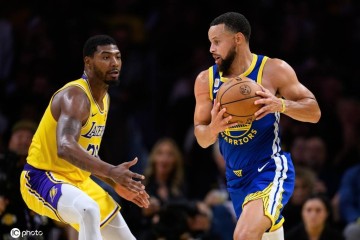 超远三分杀死湖人！库里轻松拿下23分4助3断1帽