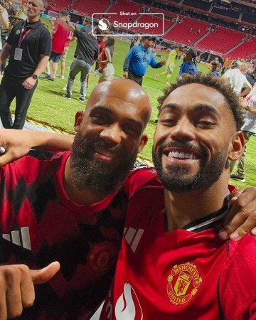 只是开始！曼联不败夺夏季赛冠军 新援姆贝莫&库尼亚捧杯合影