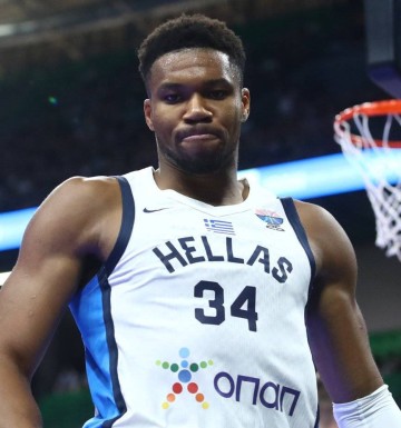 字母哥今夏国家队热身赛首秀 15分钟爆砍25+10