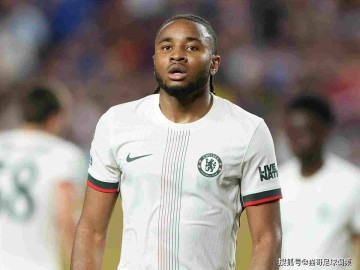 红牛反抢旧将：莱比锡欲用西蒙斯“换”回恩昆库，切尔西夏窗最后一搏？