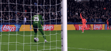 欧冠冷门神剧本：三中门框11.1亿豪门三度落后3-3对手绝杀被吹