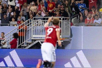 曼联4-1热身两连胜，库尼亚轮休霍伊伦德破荒！中锋进球带来双赢局面