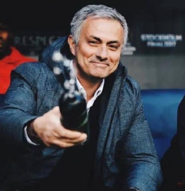 5-2，穆帅激活6大弃将，7700万神锋抽射定江山，欧冠正赛只差1关